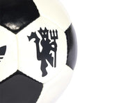 Manchester United adidas fodbold str. 5 i sort-hvidt Club Devil-design yderligere produktvisning