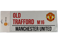 Manchester United metalskilt i gadeskilt-design med Old Trafford og M16 vist fra en anden vinkel